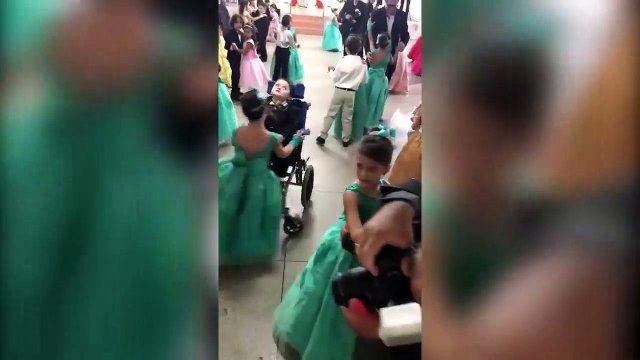 Không phải ai khác, cô bé này đã chọn cậu em trai khuyết tật làm bạn nhảy của mình