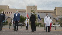 Ayuso, en un minuto de silencio en el Hospital Universitario de Getafe