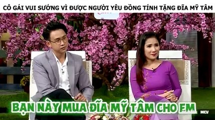 CÔ GÁI VUI SƯỚNG VÌ ĐƯỢC NGƯỜI YÊU ĐỒNG TÍNH TẶNG ĐĨA MỸ TÂM