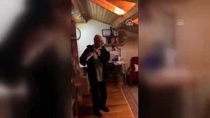 Koronavirüsü yenen doktor, meslektaşlarına "yan flüt" çalarak teşekkür etti