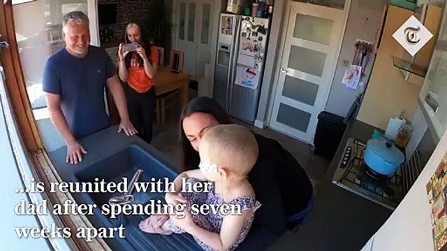 Après 6 semaines de confinement, cette petite fille atteinte d’une leucémie a finalement pu resserrer son père dans ses bras.