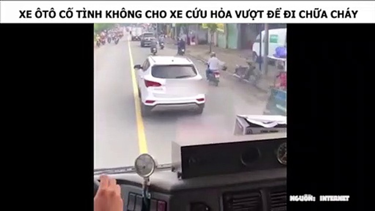 XE ÔTÔ CỐ TÌNH KHÔNG CHO XE CỨU HỎA VƯỢT ĐỂ ĐI CHỮA CHÁY