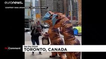 Coronavirus: due dinosauri distribuiscono mascherine a Toronto