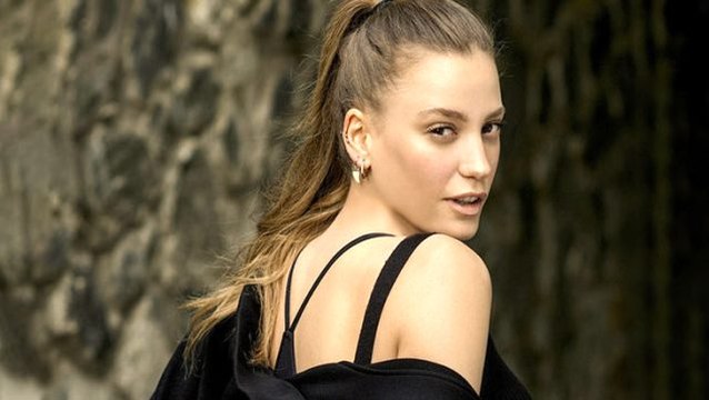 Karantinada olan Serenay Sarıkaya, çimlere uzanarak poz verdi