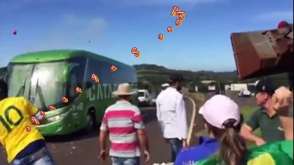Xe buýt chở tuyển Brazil bị ném đá