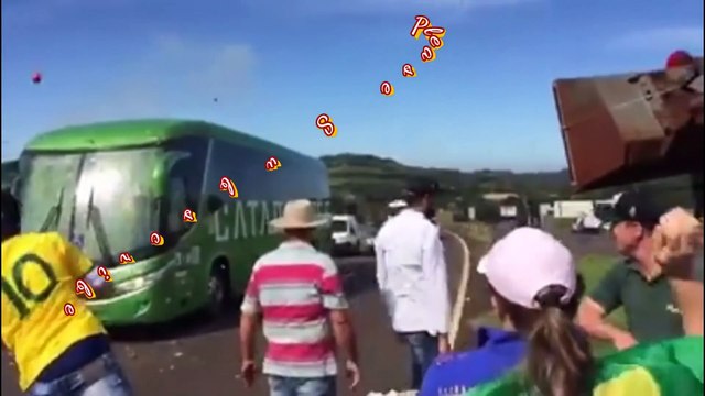 Xe buýt chở tuyển Brazil bị ném đá