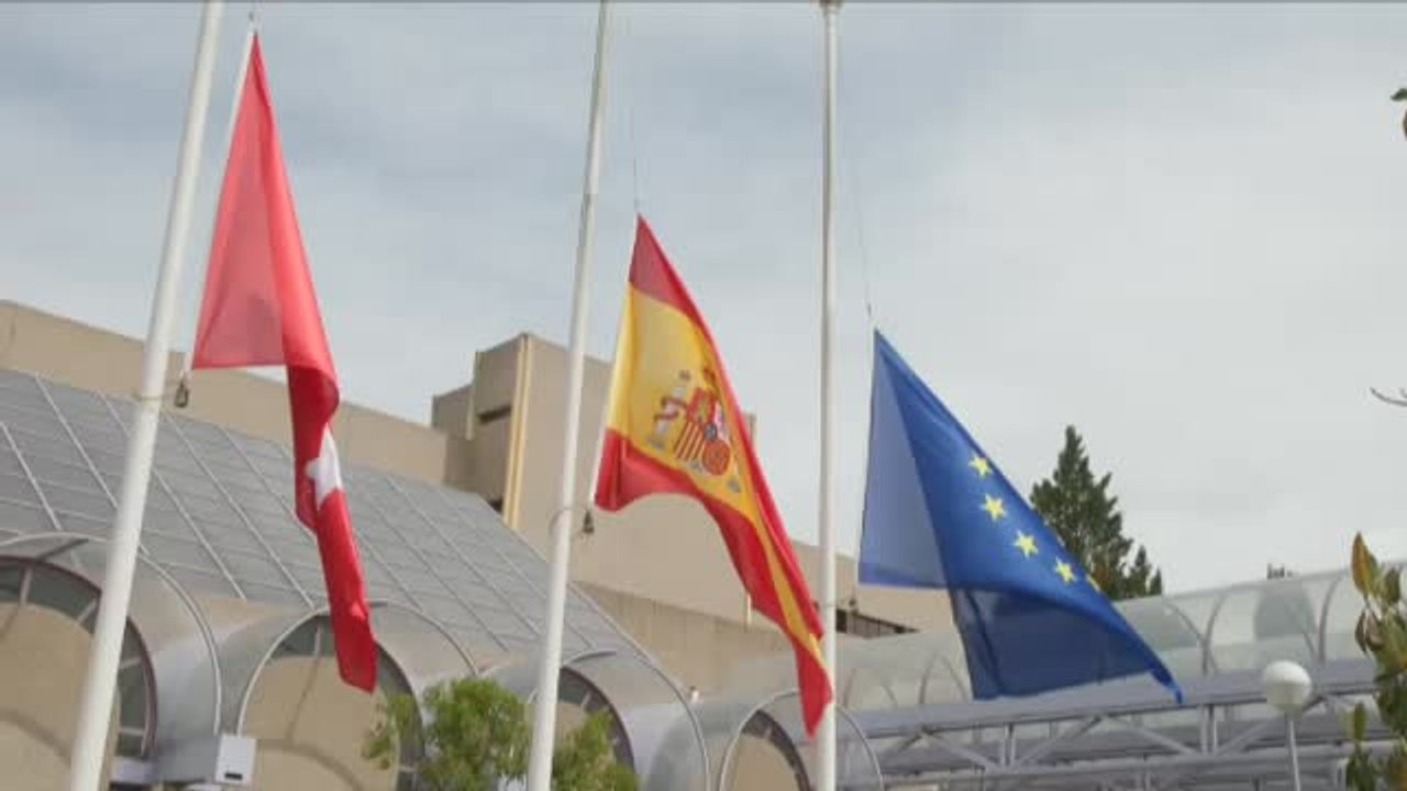 Díaz Ayuso participa en un minuto de silencio por las víctimas del Covid-19 en Getafe