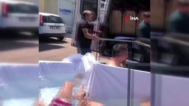 Denize girmenin yasak olduğu Antalya'da gençlerin ilginç çözümü... Üstü açık havuzlu otomobilde...