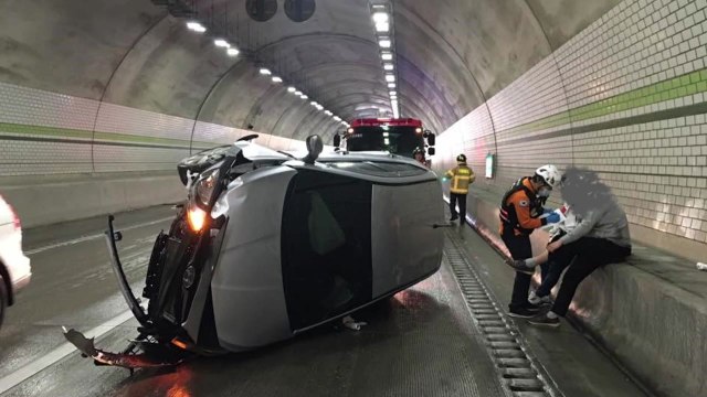 강원 지역 빗길 차량 전복 사고 잇따라 / YTN