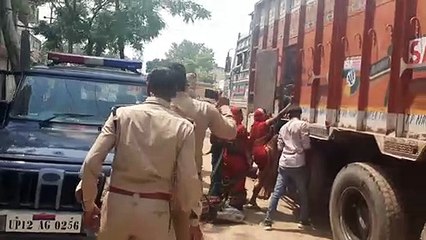 सैकड़ों किलोमीटर पैदल चलकर पहुंचे 15 मजदूर