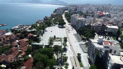 Antalya'da mağazalar önünde Anneler günü kuyruğu