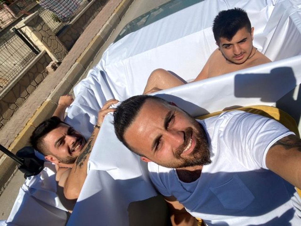 Üstü açık otomobille havuz keyfi