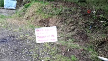 Kendisini ve eşini karantinaya aldı; evinin girişine astığı yazılarla misafirleri geri çeviriyor