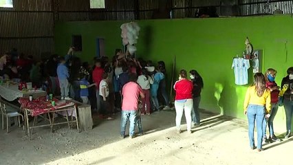 بيع قميص لمارادونا لمساعدة فقراء في بوينوس إيريس