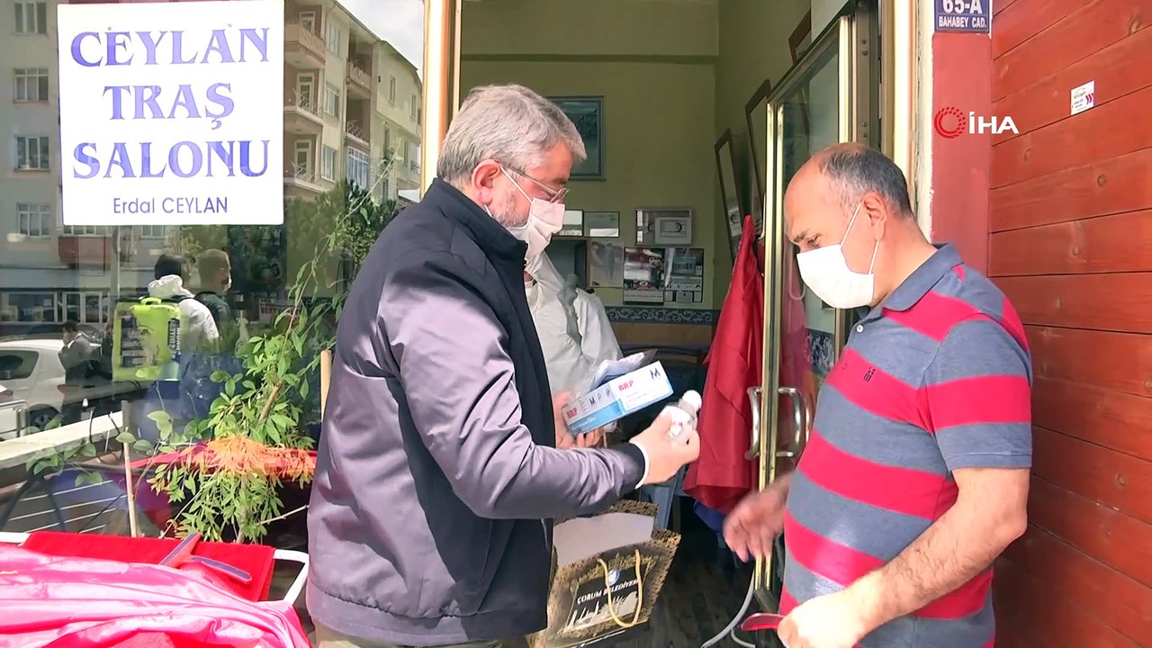 Açılışa hazırlanan berber ve kuaförlere hijyen seti