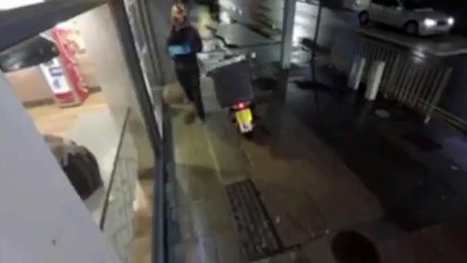 2 filles prennent la pizza d'un livreur et la scène est trop drole
