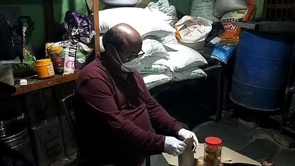 लॉकडाउन में सूरी स्वीट्स के गोदाम पर तैयार हो रहे थे लड्डू, लगा छापा