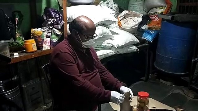 लॉकडाउन में सूरी स्वीट्स के गोदाम पर तैयार हो रहे थे लड्डू, लगा छापा