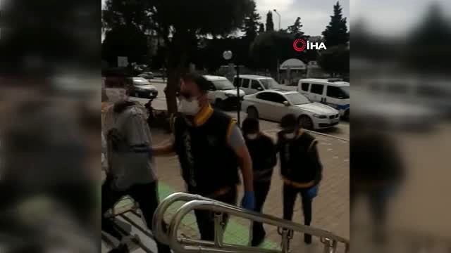 Girdikleri yazlık evleri kendi evleri gibi kullandıktan sonra soydular