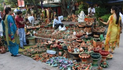 Last-minute rush for Diwali preparations!