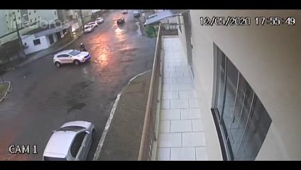 Câmera flagra colisão entre carro e moto no Bairro Parque São Paulo