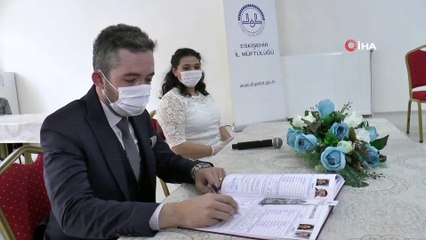 Çiftler Koronavürüs Tedbirleri Arasında Dünya Evine Giriyor