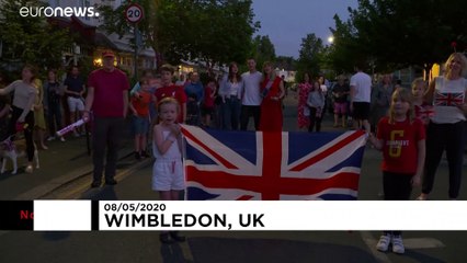 Mesmo confinados, britânicos cantam "We'll meet again"
