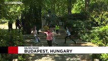 No Comment : à Budapest, ils dansent masqués pour commémorer la journée de l'Europe
