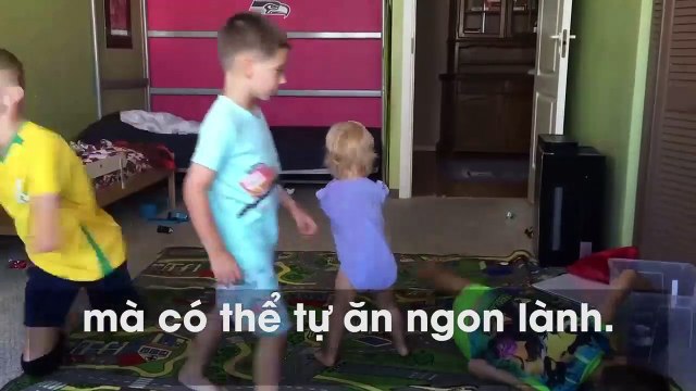 Nghị lưc phi thường của cô bé, từng gây sốt với clip xúc thức ăn bằng chân.