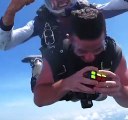 Il résout un rubik's cube en pleine chute