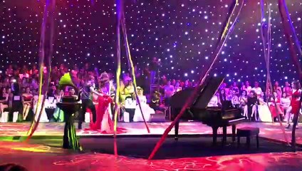 Hương Giang trình diễn trong show Đỗ Long