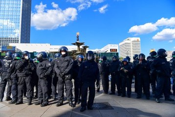 Almanya'da korona kısıtlamaları protesto edildi
