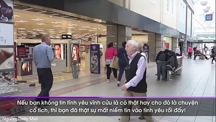 Cảm động câu chuyện ông lão 84 tuổi học trang điểm để có thể make-up cho người vợ mù