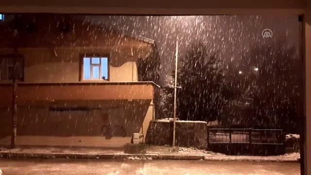 Ardahan lapa lapa yağan karla beyaza büründü