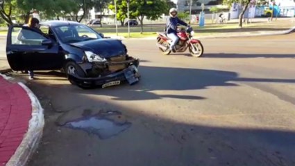 Carros batem na Av. Brasil, no Bairro Pacaembu