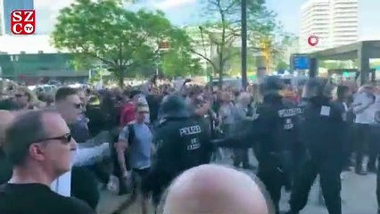 Almanya’da corona kısıtlamaları protesto edildi