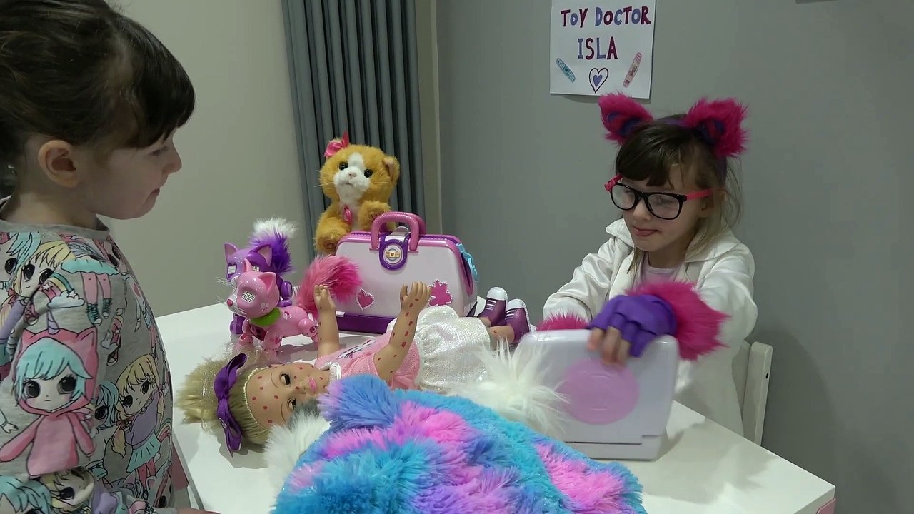 Sophia e Isabella Brincando de Doutora