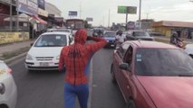 Un Spiderman sin superpoderes lucha para rescatar su afectada economía por COVID-19