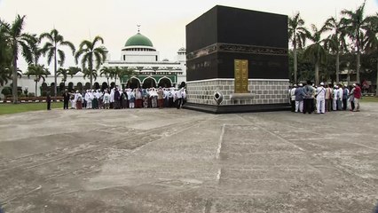 مئات آلاف الإندونيسيين يتفاجؤون بتأجيل رحلات عمرتهم لأجل غير معلوم