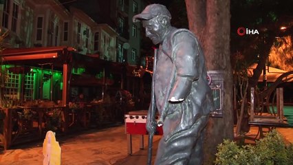 Sokağa çıkma kısıtlamasında çöpçü heykelinin kolunu kırdılar