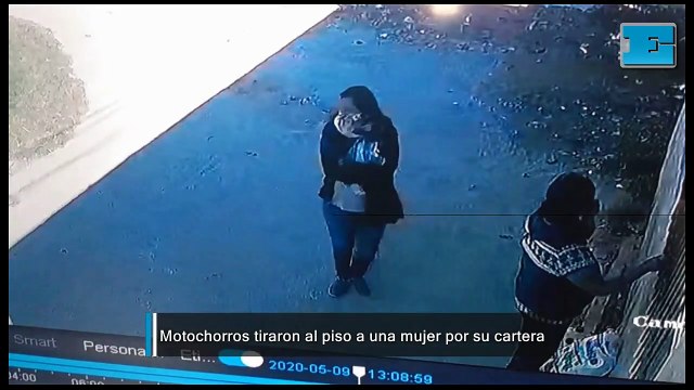 Motochorros tiraron al piso y arrastraron a una mujer para robarle