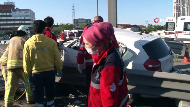 Direksiyon hâkimiyetini kaybeden sürücü bariyerlere çarparak durabildi