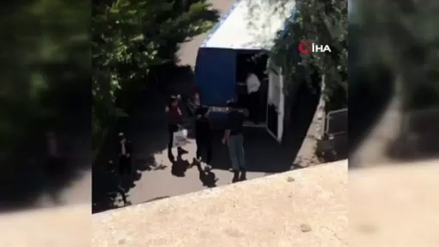 Kısıtlamaya aldırış etmeden kargo aracıyla misafirliğe gittiler