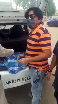 अवैध शराब ले जा रहे दो युवक पकड़ाए,कार की डिक्की खोली तो पुलिस रह गई दंग, देखें वीडियो