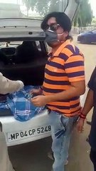 अवैध शराब ले जा रहे दो युवक पकड़ाए,कार की डिक्की खोली तो पुलिस रह गई दंग, देखें वीडियो