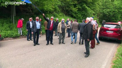 Nieder mit der Grenze - vielerorts Proteste gegen Corona-Regeln