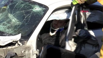 TEM'DE KAZA YAPAN ARAÇTA SIKIŞAN SÜRÜCÜYÜ İTFAİYE KURTARDI