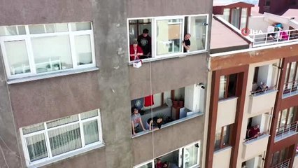 Kağıthane'de annelere drone ile çiçek