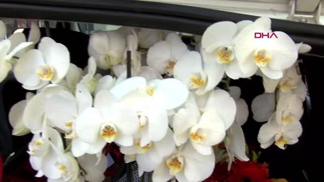 ÇİÇEKÇİLER ANNELER GÜNÜ İÇİN SOKAK SOKAK SATIŞ YAPIYOR