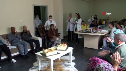 Evlat özlemini türküyle dile getirdi